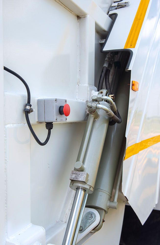 trucks/compactors/C-28-320-Compactor-Exterior011_1326.jpg