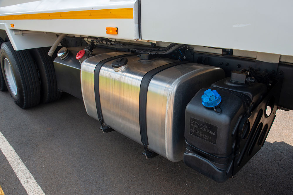 trucks/compactors/C-28_320_JH6-Compactor-Exterior010_1325.jpg